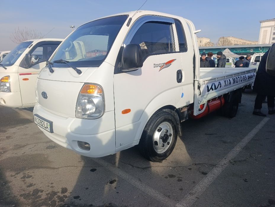 Kia bongo sotiladi 2012