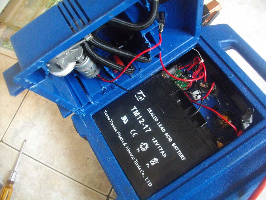 12/24V Немска Енергийна Зарядна Станция/ Зарядно Стартово Black Decker