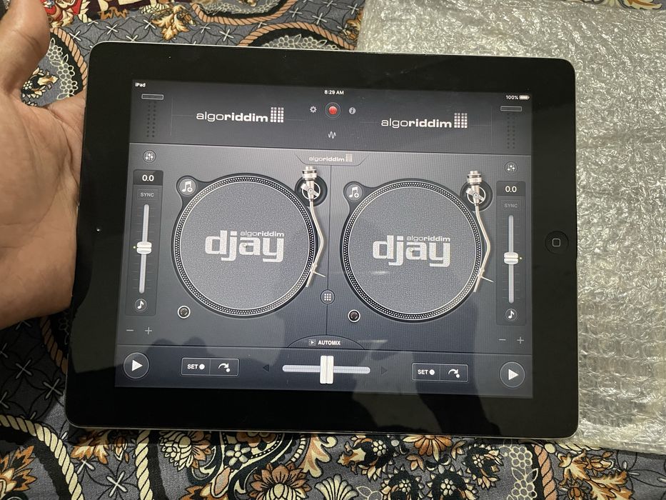 Ipad 2. 16 lik xotirasi. DJ URILGAN. BEMALOL 2-3 tuyga zaryadi yetadi