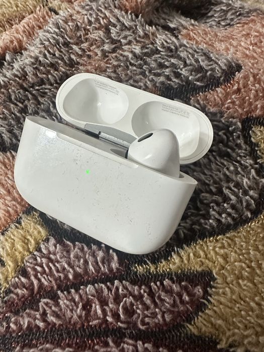 Продам правый наушник AirPods Pro с кейсом