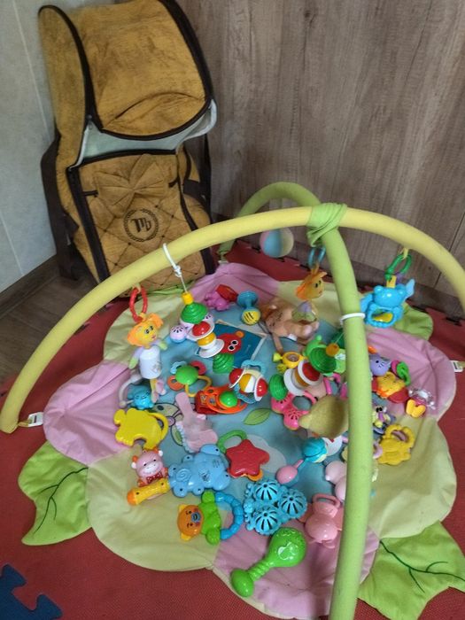 Развивающие игрушки 
Развивающие коврик
Люлька переноска