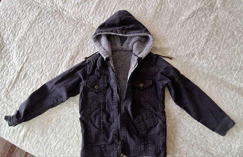 Куртка джинсовка с утеплением на 7-8 лет.