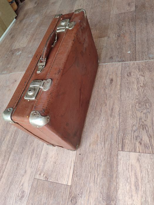 Чемодан с металлическим замком