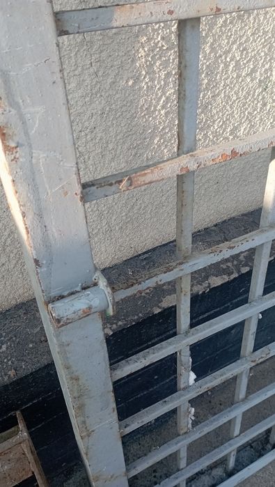 Металлическая решетчатая дверь