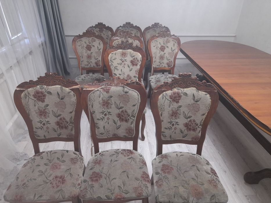 Продаётся большой стол и стулья