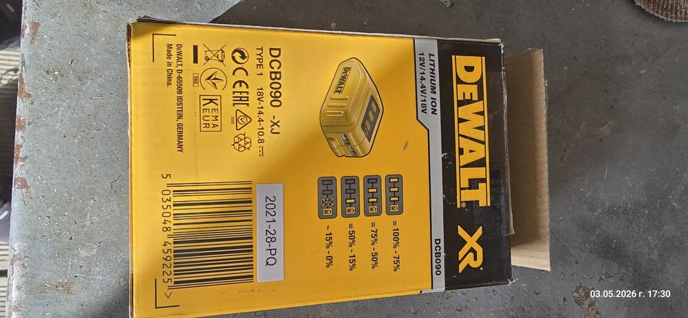 Адаптер за батерия с USB DeWALT DCB090