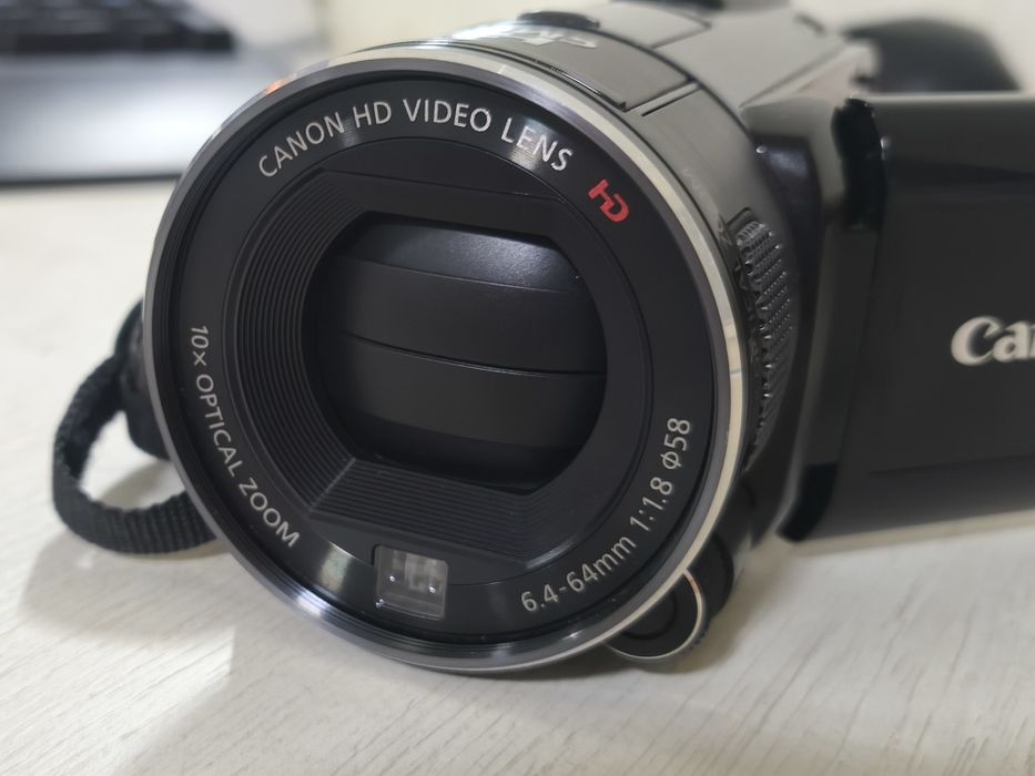 Видеокамера Canon Legria HF S100
