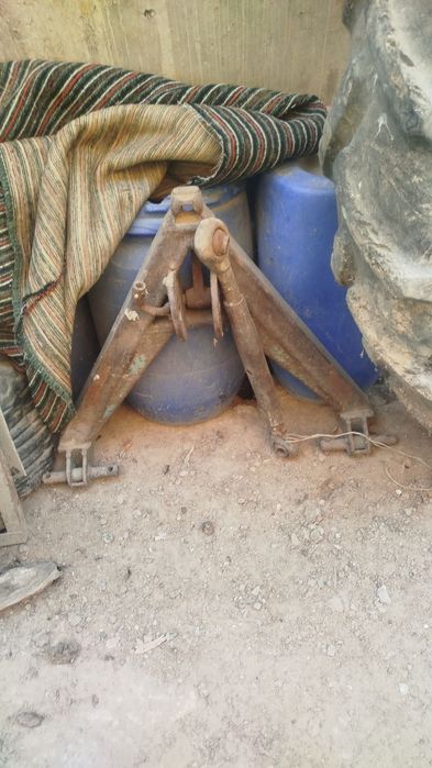 Traktor 28 sotiladi holati yaxshi