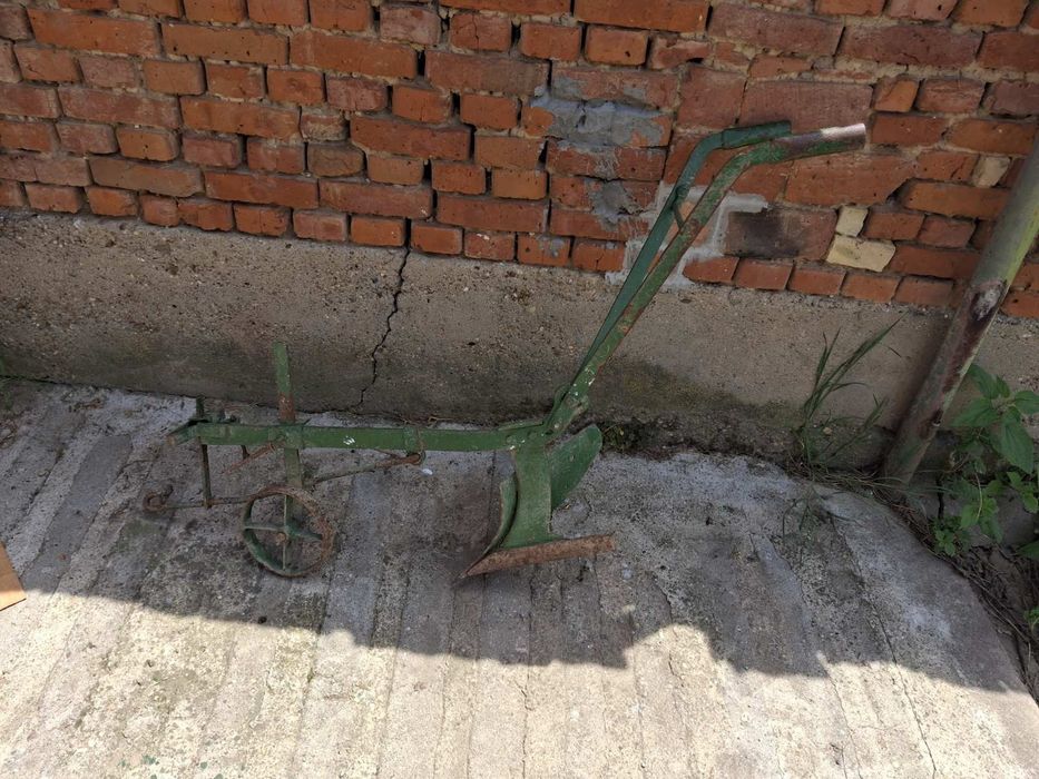 Плуг за оран или декорация