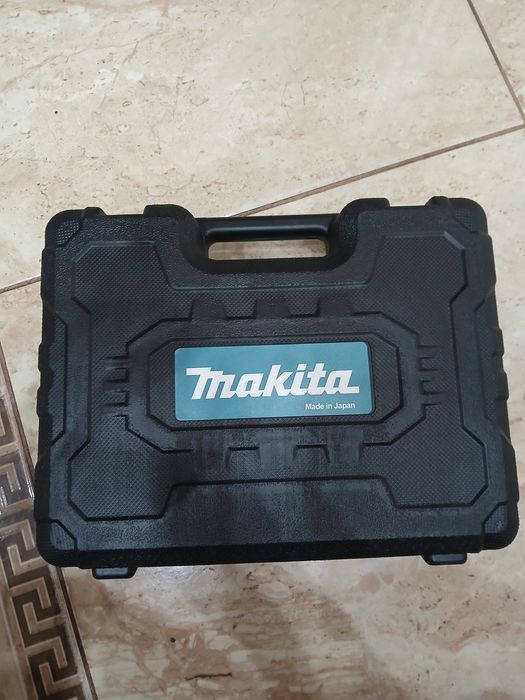 Чисто нва акомолаторна ножица