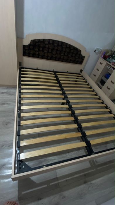 Продается Кровать размер 1,6*200 с матрасом самовывоз