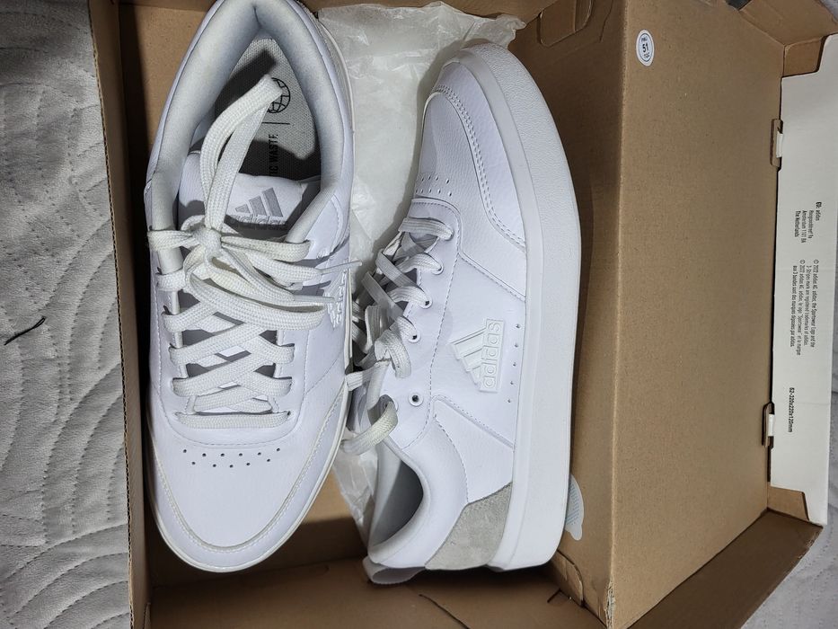 Vând adidași bărbați