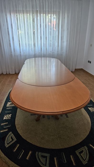 Vând masă extensibilă de 12 persoane cu schelet lemn masiv