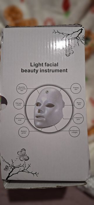 LED светлинна маска за лице с 7 цвята – нова