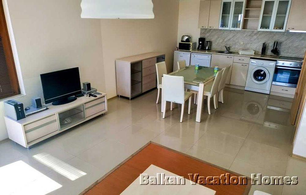 Продава се Тристаен апартамент в Балчик - 102 кв.м за 686 €/кв.м - Снимка #2