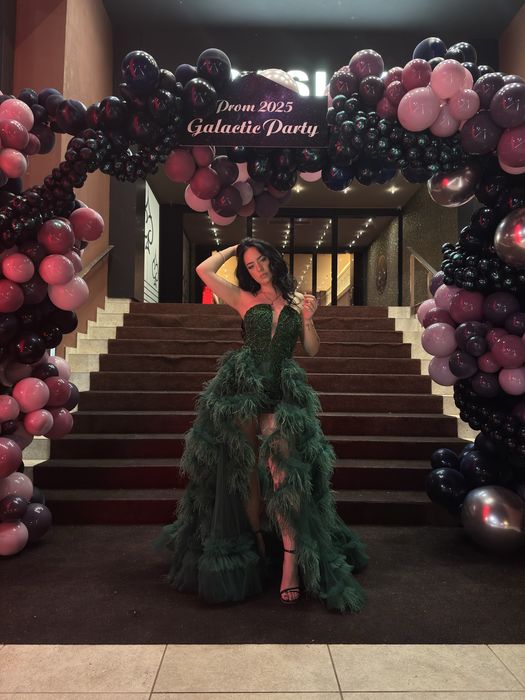 Бална рокля с пера