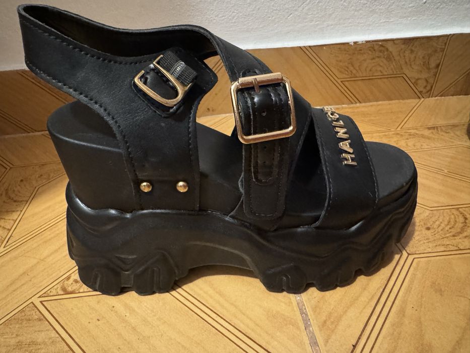 Sandale cu platforma