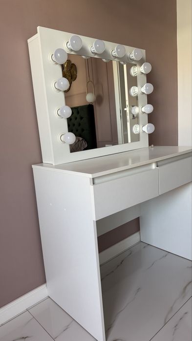 Vand masuta de machiaj