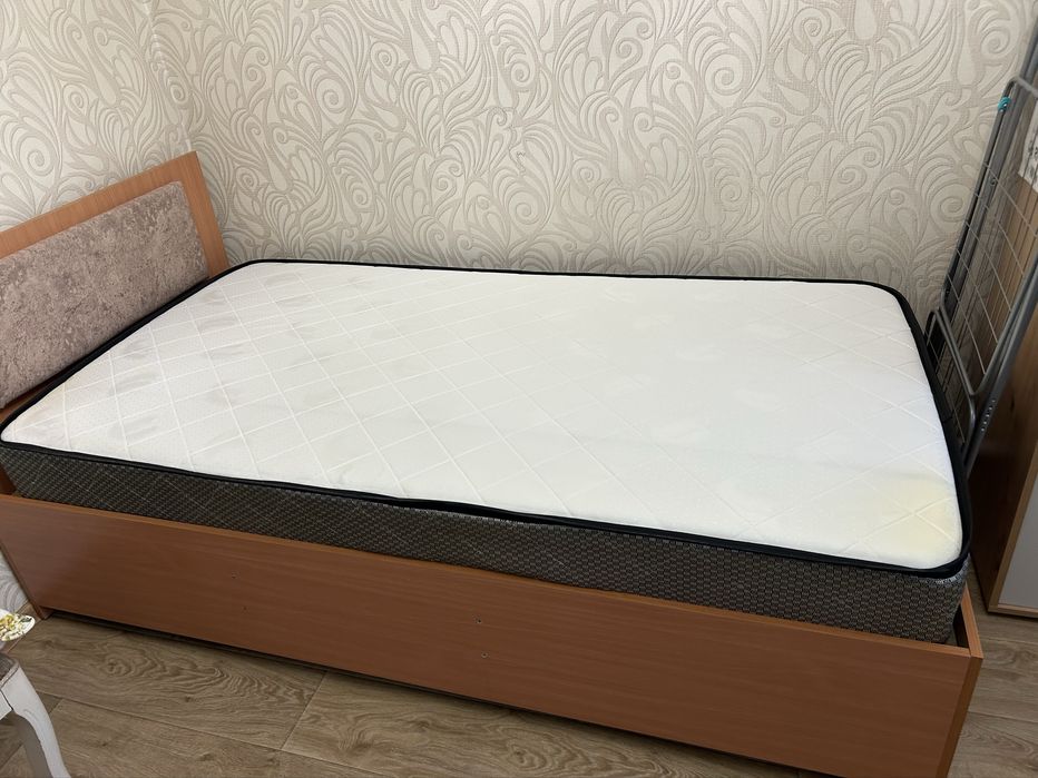 Продам односпальную кровать с матрасом