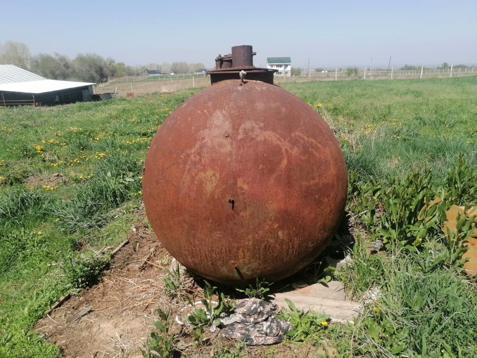 Емкость для питевой воды 3-4 куб б/у