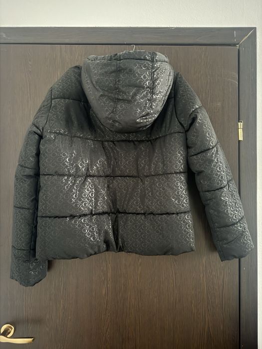 Geacă GUESS impecabil