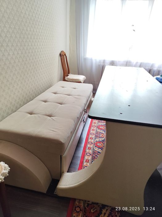 Продам диван - трансформер.Раскладываеться.Самовывоз.