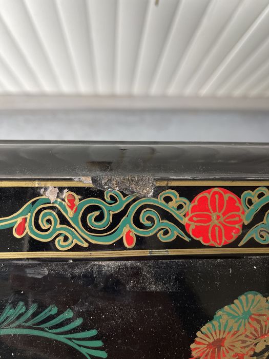 Dulapior chinezesc pentru tacamuri cu intarsii din sidef si picturi