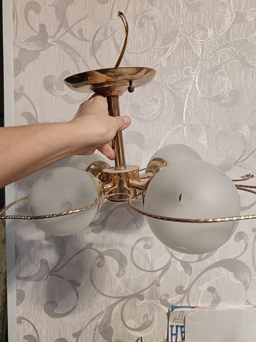 Продам люстру в виде бабочки