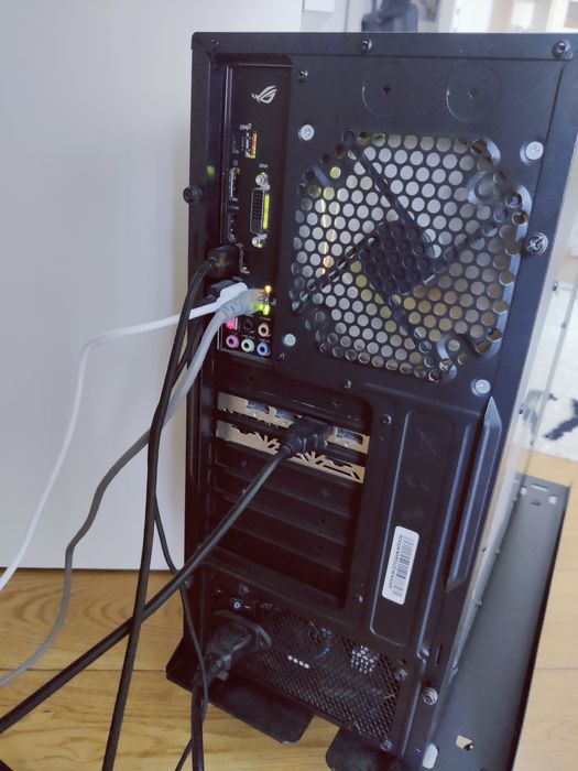 eSport компютър: процесор i7 9700KF, видеокартаRX6600 XT,без HDD / SSD