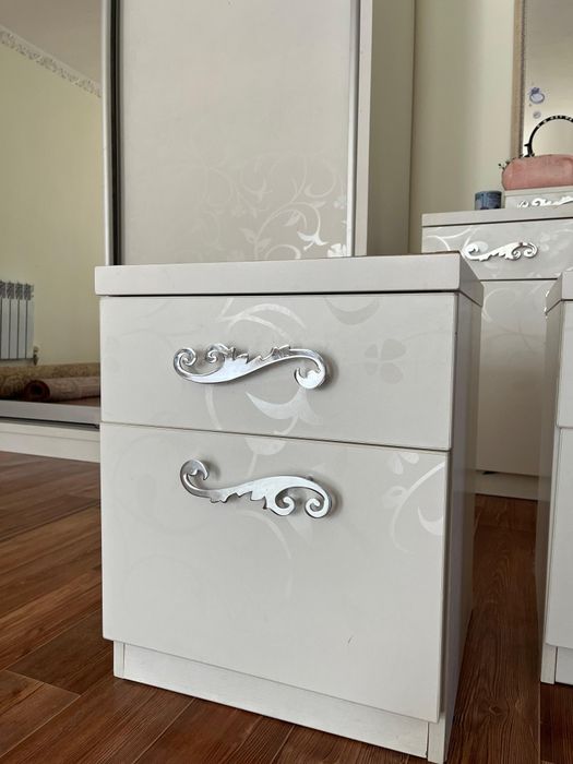 Продам шифоньер и две тумбочки