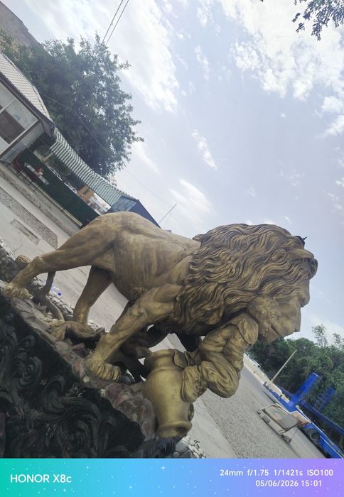 Sher haykali sotiladi