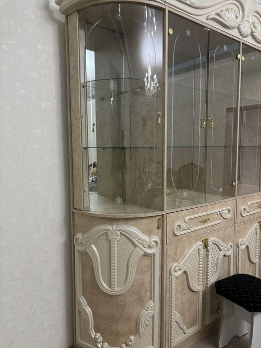 Стеклянный сервант