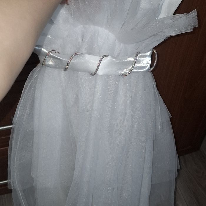 Продам белое красивое платье .Одевала всего 1 раз