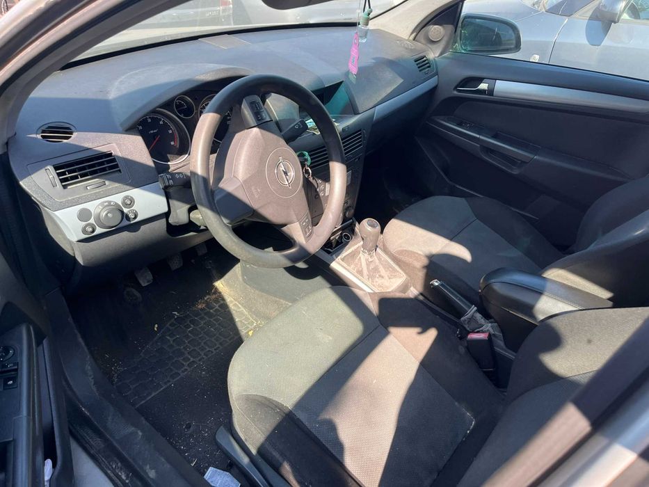 Dezmembrez Opel Astra H hatchback gri argintiu Z157 1,7 CDTI 2005