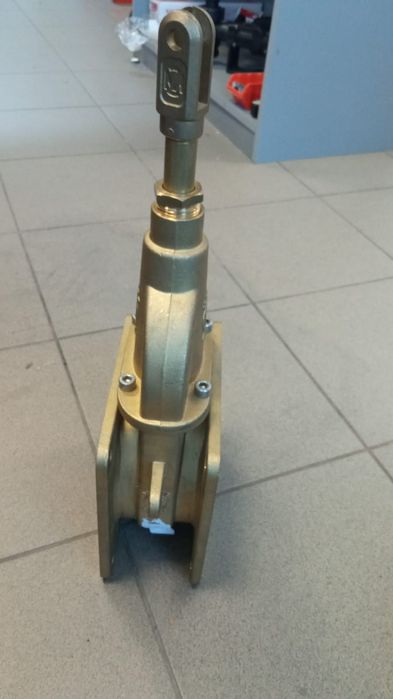 Robinet vidanja 5 toli flanșe ambele părți preț 1250 lei tva inclus se