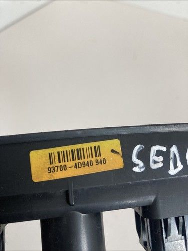Превключвател за подгряване на седалките за KIA Carnival 2.9 CRDi (2006–2012) 93700-4D940