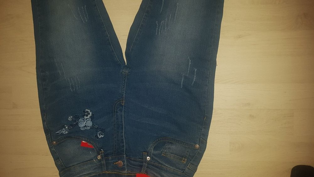 Blugi cu flori noi cu eticheta