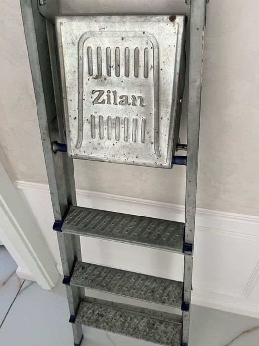 Scara metal Zilan