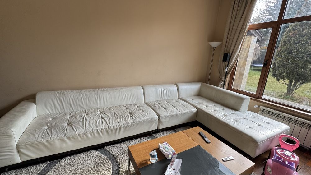 Бял диван от естествена кожа