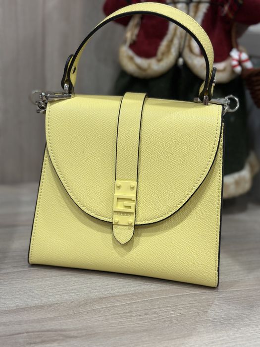 Жълта чанта Guess