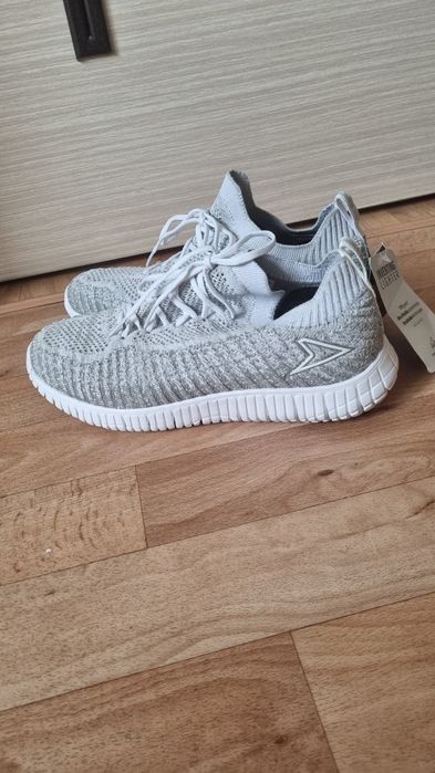 Продам новые кроссовки