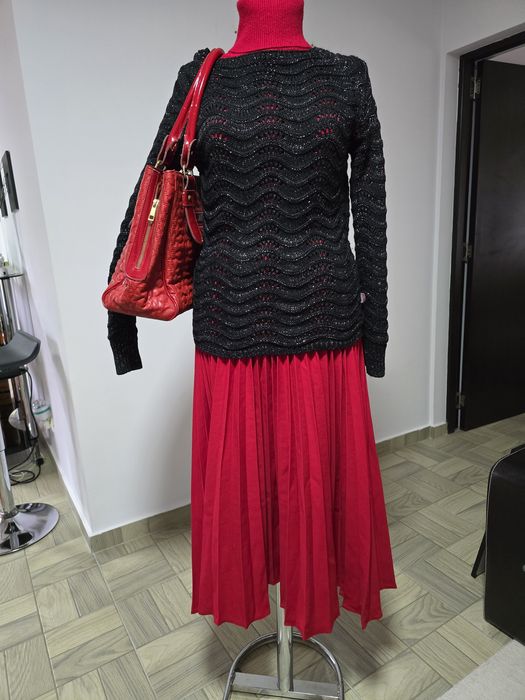 Pulover negru cu insertii de fir argintiu;