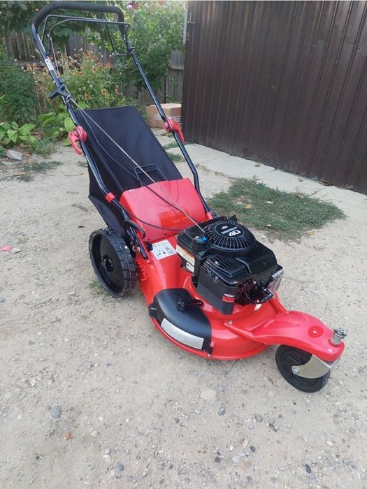 Masini tuns gazonul.