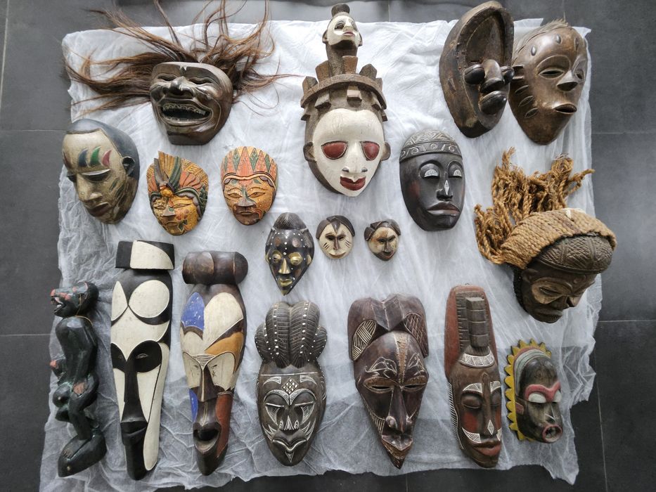 Diverse măști lemn africane vechi, prețuri supuse ofertelor celor inte