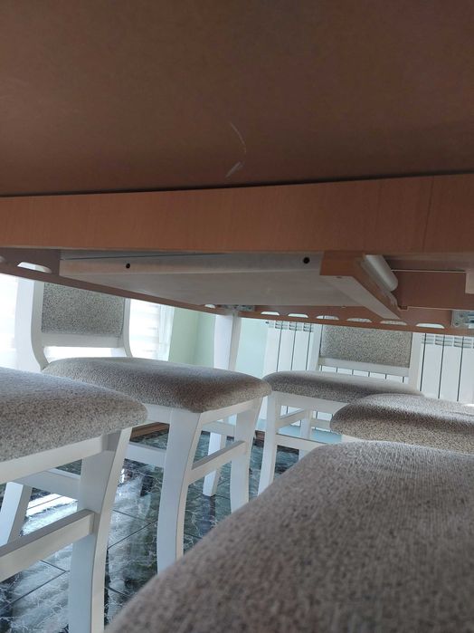 Разтегателна кухненска маса със шест стола