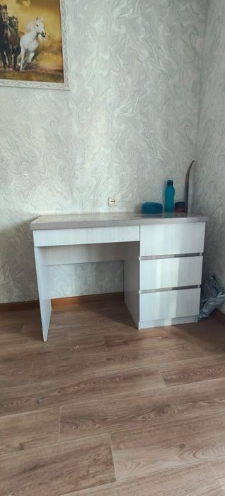 Продаются комод, письменные столы, шкаф