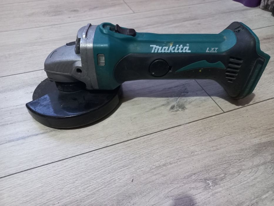 Makita Ъглошлайф DGA 452