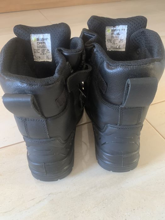 Vand bocanci de munca noi, cu metal in bot si pe talpa