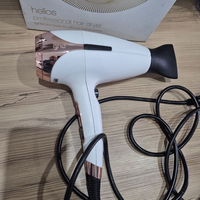 Продавам професионален сешоар ghd