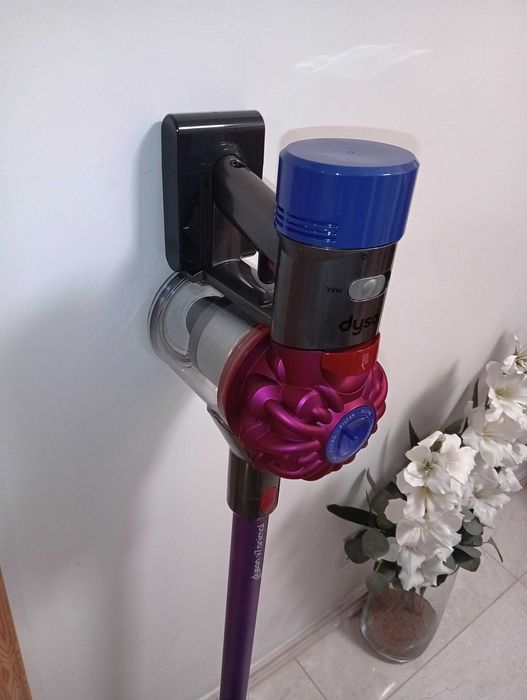 Много добра прахосмукачка Dyson V7 с добра батерия и аксесоари